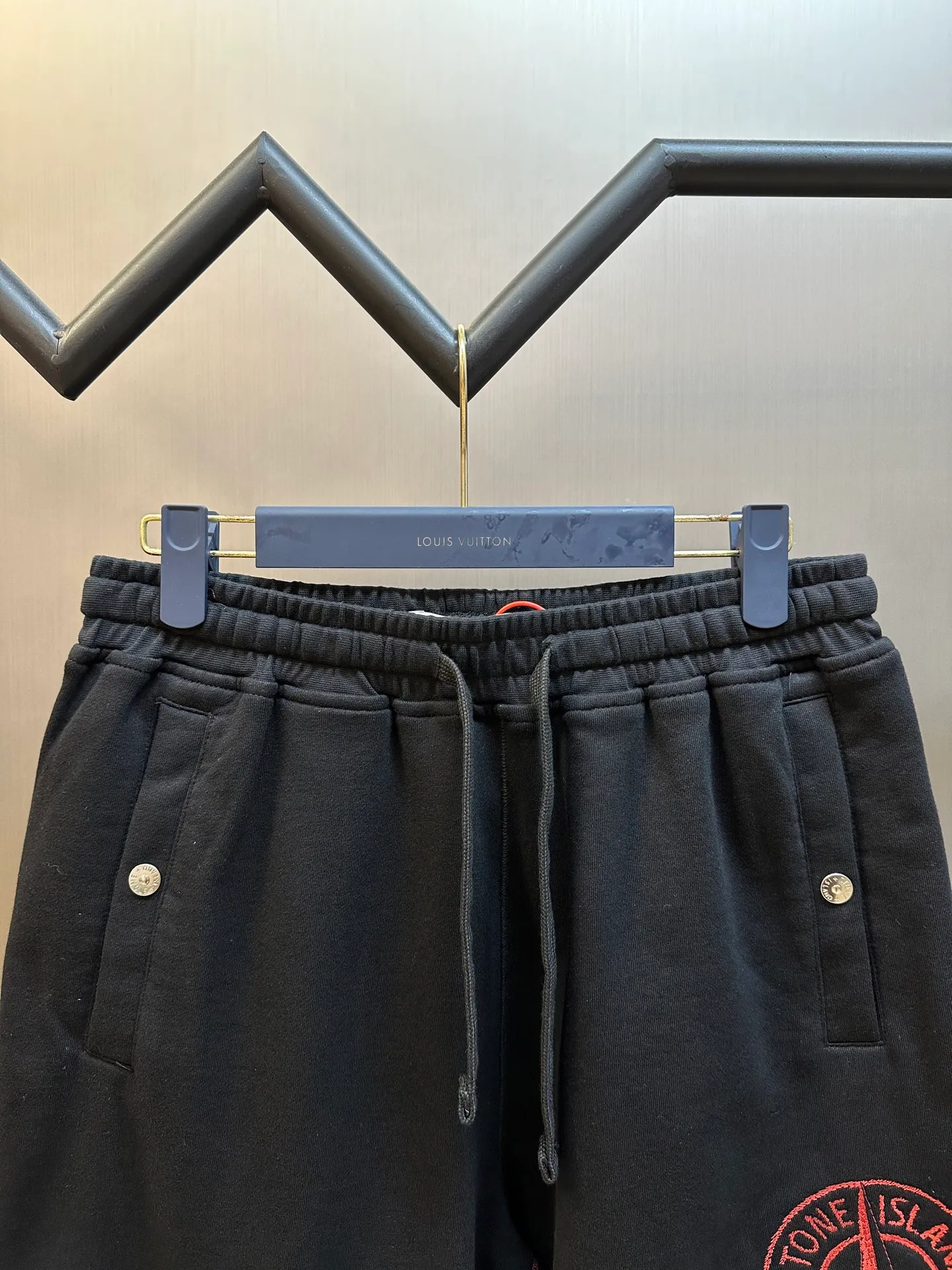🅿️400 Stonelsland Stone Island Badge Embroidered Shorts Customized to the purest and most luxurious terry cloth, with iconic red Compass badge embroidery on the side of the pants and stitching art. The beauty of contrasting colors, red stitching jumps on the black base.  Using imported machine embroidery technology, advanced computer control systems and precision mechanical components, the red Compass badge embroidery operation is realized.  Special machine for reverse topstitching and fine sewing process. Special machine is used for topstitch sewing. It requires careful preparation of the reverse side of the garment before sewing to ensure that the sewing lines are straight, the stitches are even, and the edges are smooth and beautiful.  size：s m l xl